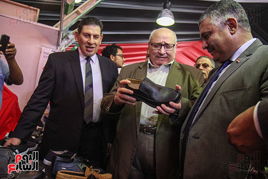 رئيس جامعة عين شمس يفتتح معرض صنع في مصر  (11)