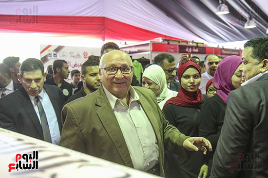 رئيس جامعة عين شمس يفتتح معرض صنع في مصر  (6)
