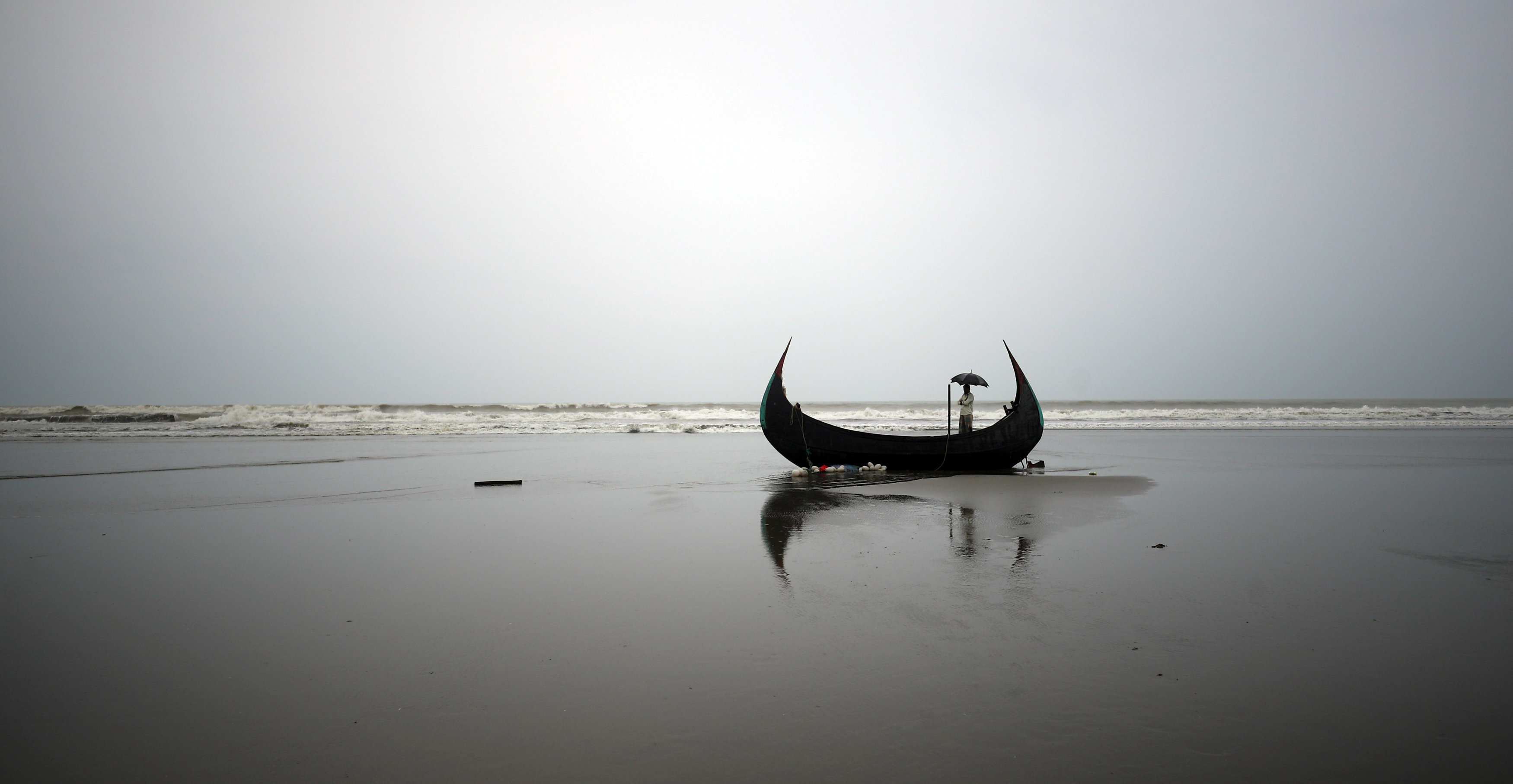 606532-جانب-من-غرق-مركب-على-متنه-العشرات-من-الروهينجا-قرب-بنجلاديش
