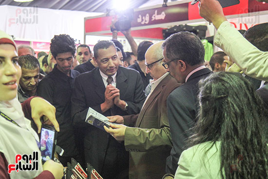 رئيس جامعة عين شمس يفتتح معرض صنع في مصر  (2)