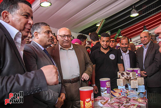 رئيس جامعة عين شمس يفتتح معرض صنع في مصر  (14)
