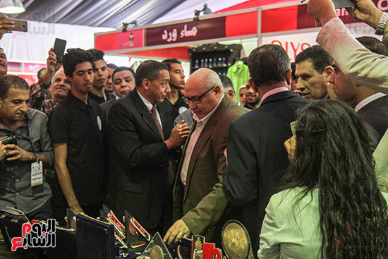 رئيس جامعة عين شمس يفتتح معرض صنع في مصر  (4)