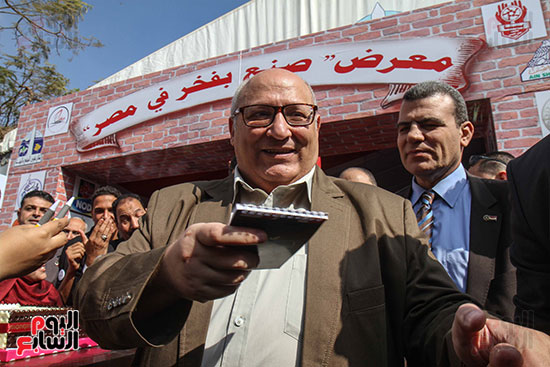 رئيس جامعة عين شمس يفتتح معرض صنع في مصر  (17)