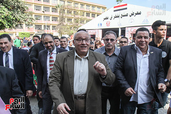 رئيس جامعة عين شمس يفتتح معرض صنع في مصر  (20)