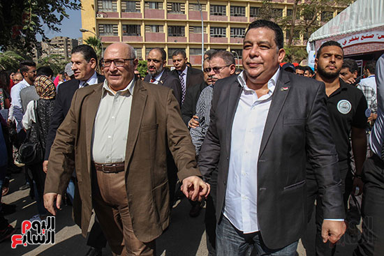 رئيس جامعة عين شمس يفتتح معرض صنع في مصر  (19)