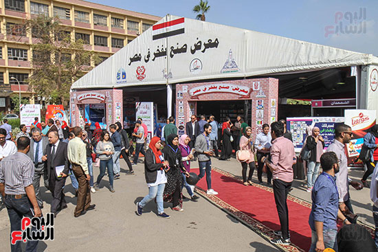 رئيس جامعة عين شمس يفتتح معرض صنع في مصر  (23)