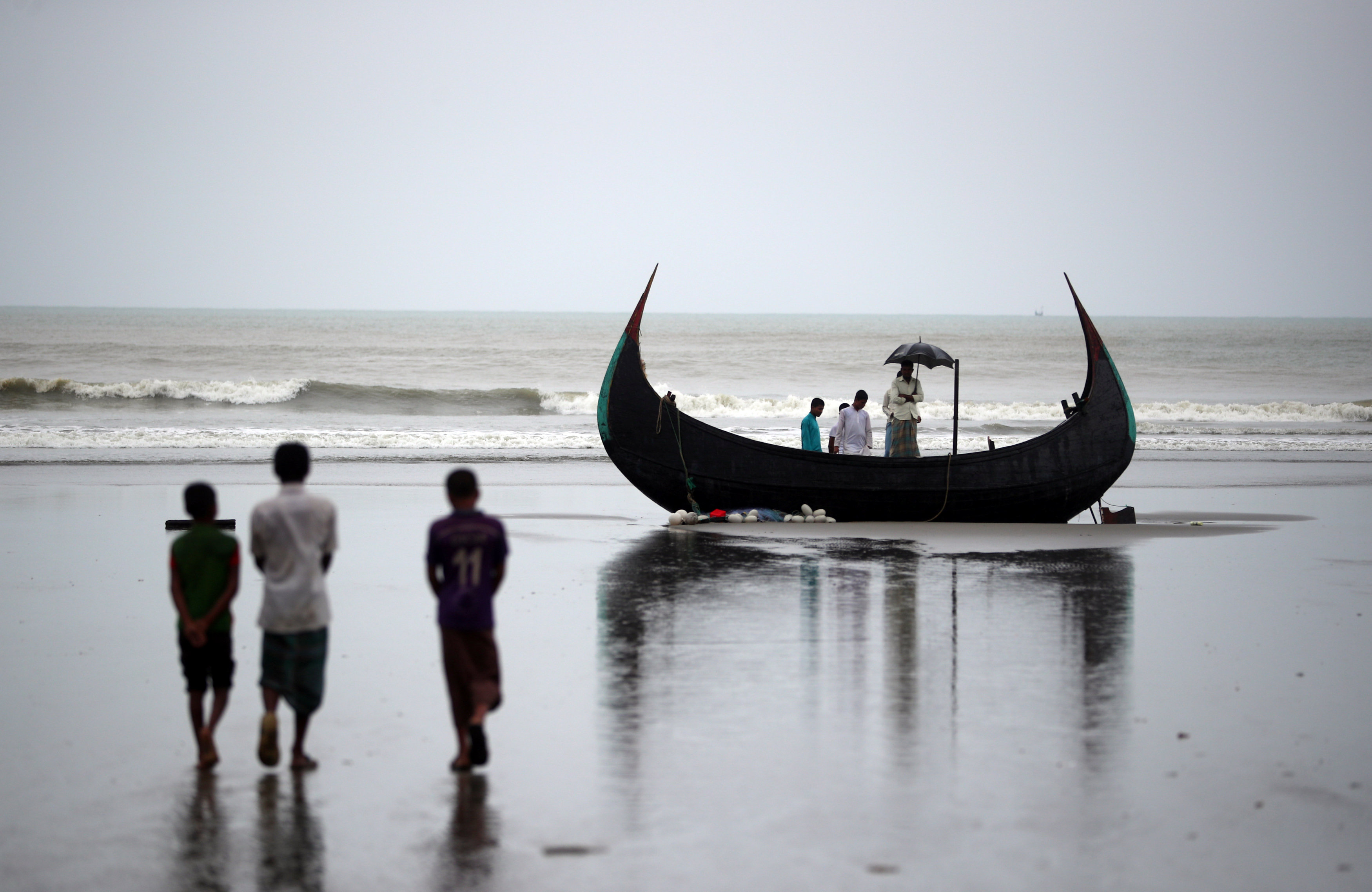 غرق مركب على متنه العشرات من الروهينجا قرب بنجلاديش