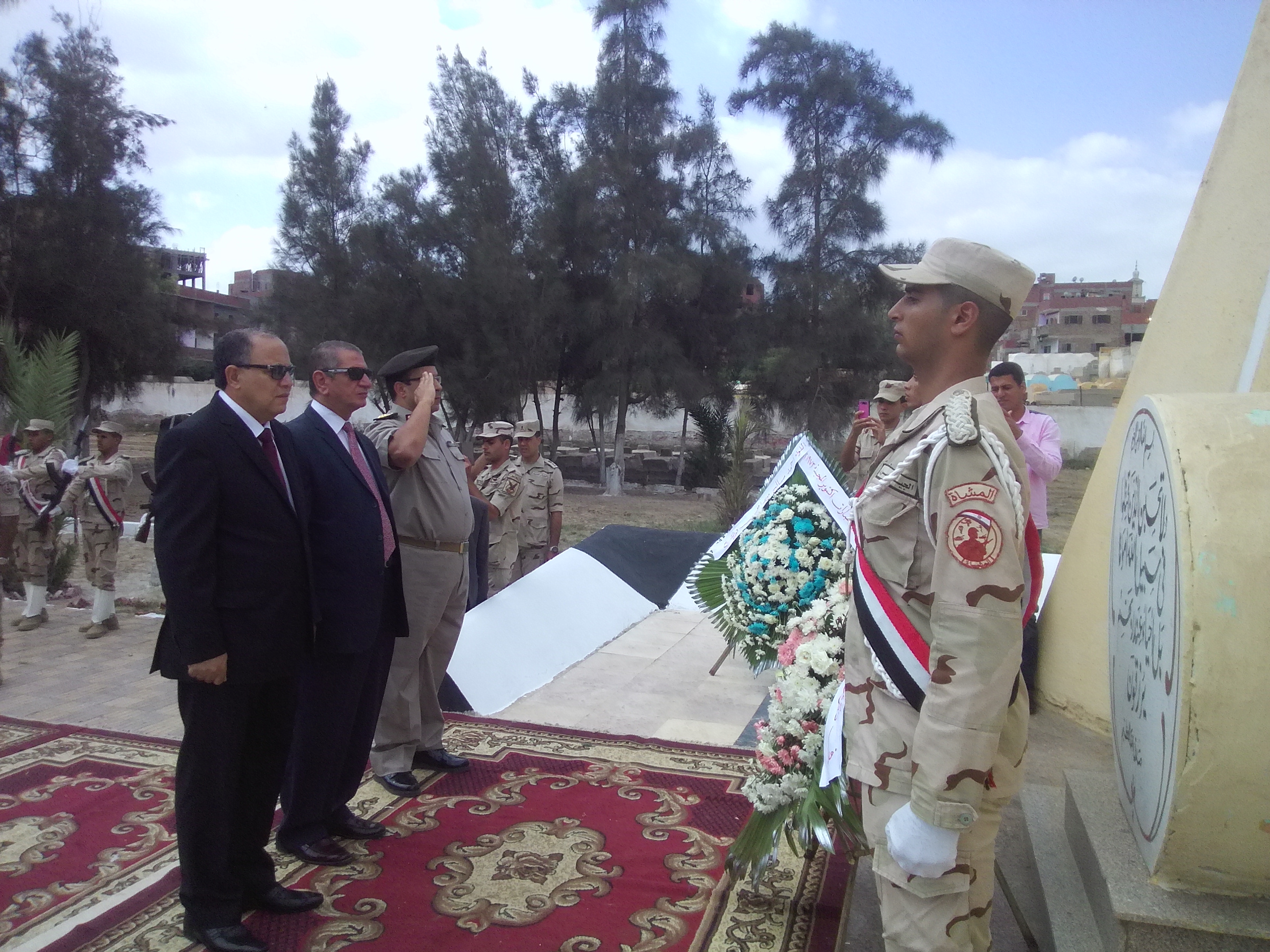 محافظ كفر الشيخ ومدير الأمن ومندوب القيادة العسكرية الشمالية يضعون أكاليل الزهور