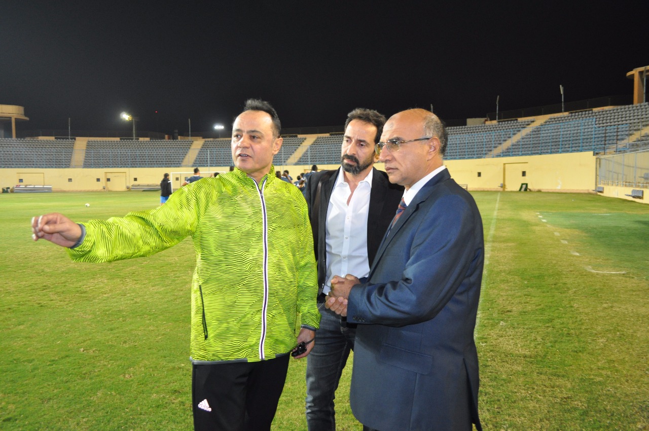 محمد بدر خلال حديثه مع طارق يحيى المدرب العام للزمالك