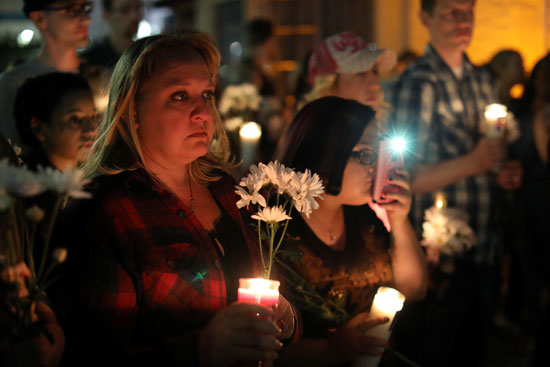 وقفة بالشموع على ضحايا حادث لاس فيجاس (11)