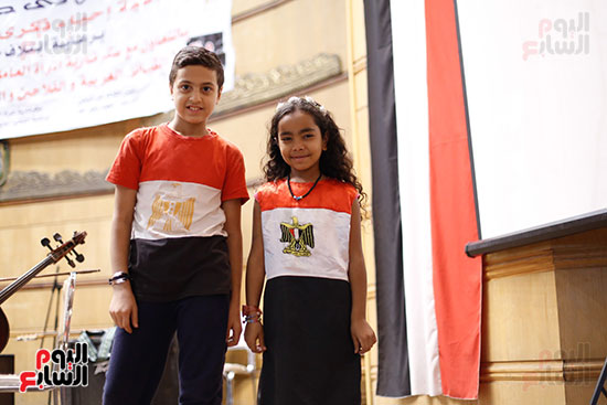 اطفال ترتدى علم مصر باحتفالية حب الوطن لاحياء ذكرى اكتوبر