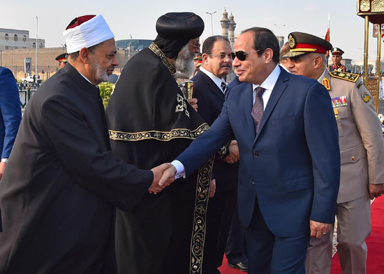 وضع الرئيس أكاليل الزهور على قبرى السادات وناصر  (12)