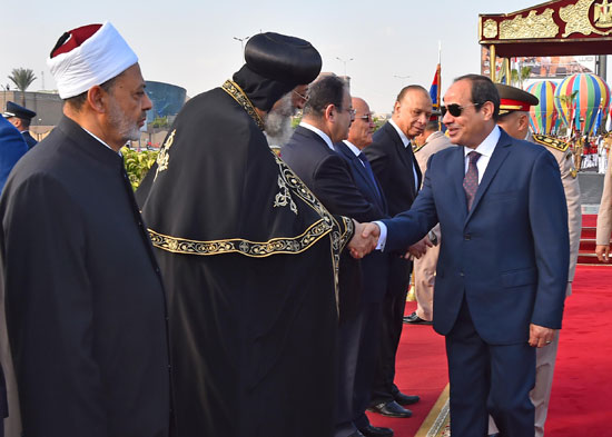 وضع الرئيس أكاليل الزهور على قبرى السادات وناصر  (11)