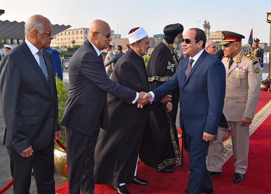 وضع الرئيس أكاليل الزهور على قبرى السادات وناصر  (13)