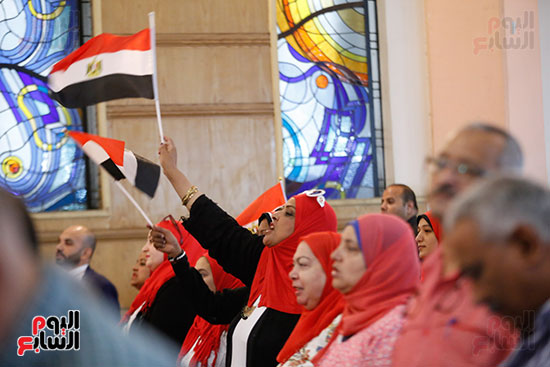 المشاركات يرفعن علم مصر ويطلقون الزغاريد بعد مبايعة السيسى