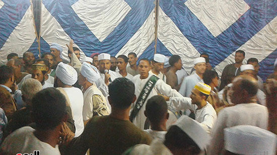 الآلاف يشاركون فى مسيرة " الصلاة على النبى" بكوم أمبو