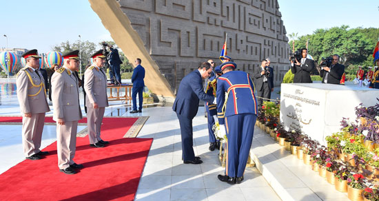 وضع الرئيس أكاليل الزهور على قبرى السادات وناصر  (6)