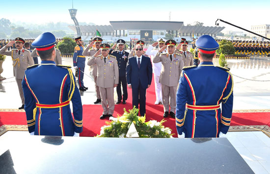 وضع الرئيس أكاليل الزهور على قبرى السادات وناصر  (5)