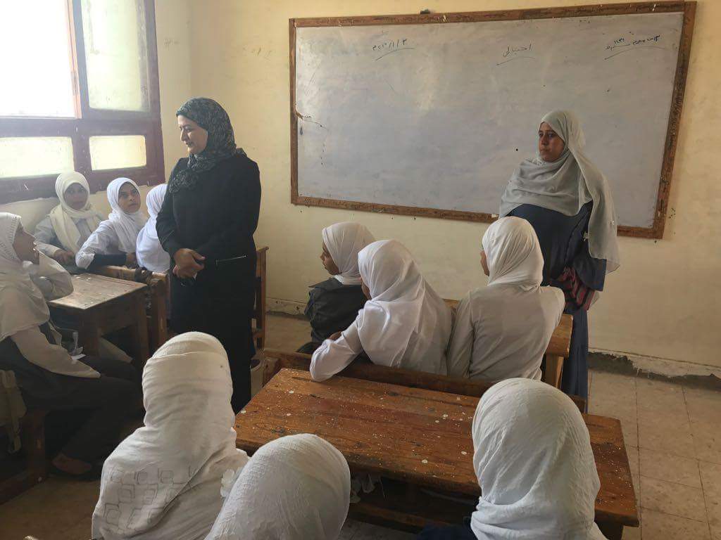 2- وكيلة تعليم بنى سويف داخل احدى فصول مدرسة كوم ابو راضى
