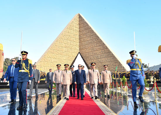 وضع الرئيس أكاليل الزهور على قبرى السادات وناصر  (10)