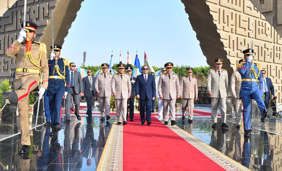 وضع الرئيس أكاليل الزهور على قبرى السادات وناصر  (9)