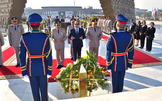 وضع الرئيس أكاليل الزهور على قبرى السادات وناصر  (7)