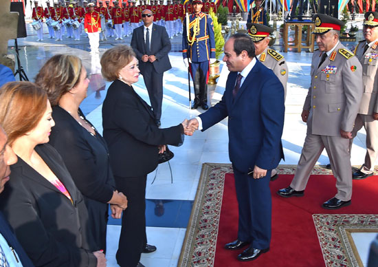 وضع الرئيس أكاليل الزهور على قبرى السادات وناصر  (8)