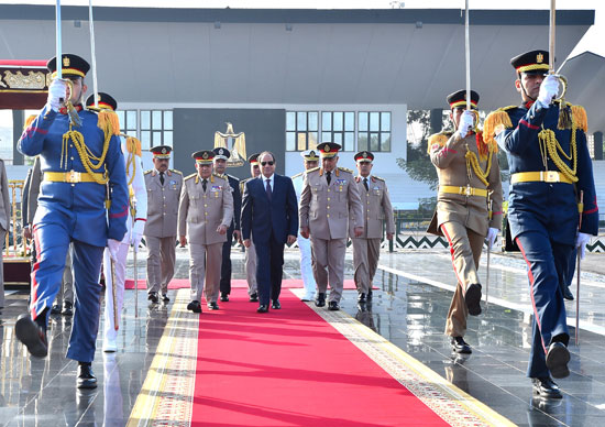 وضع الرئيس أكاليل الزهور على قبرى السادات وناصر  (3)