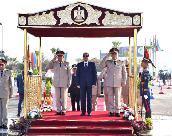 وضع الرئيس أكاليل الزهور على قبرى السادات وناصر  (1)