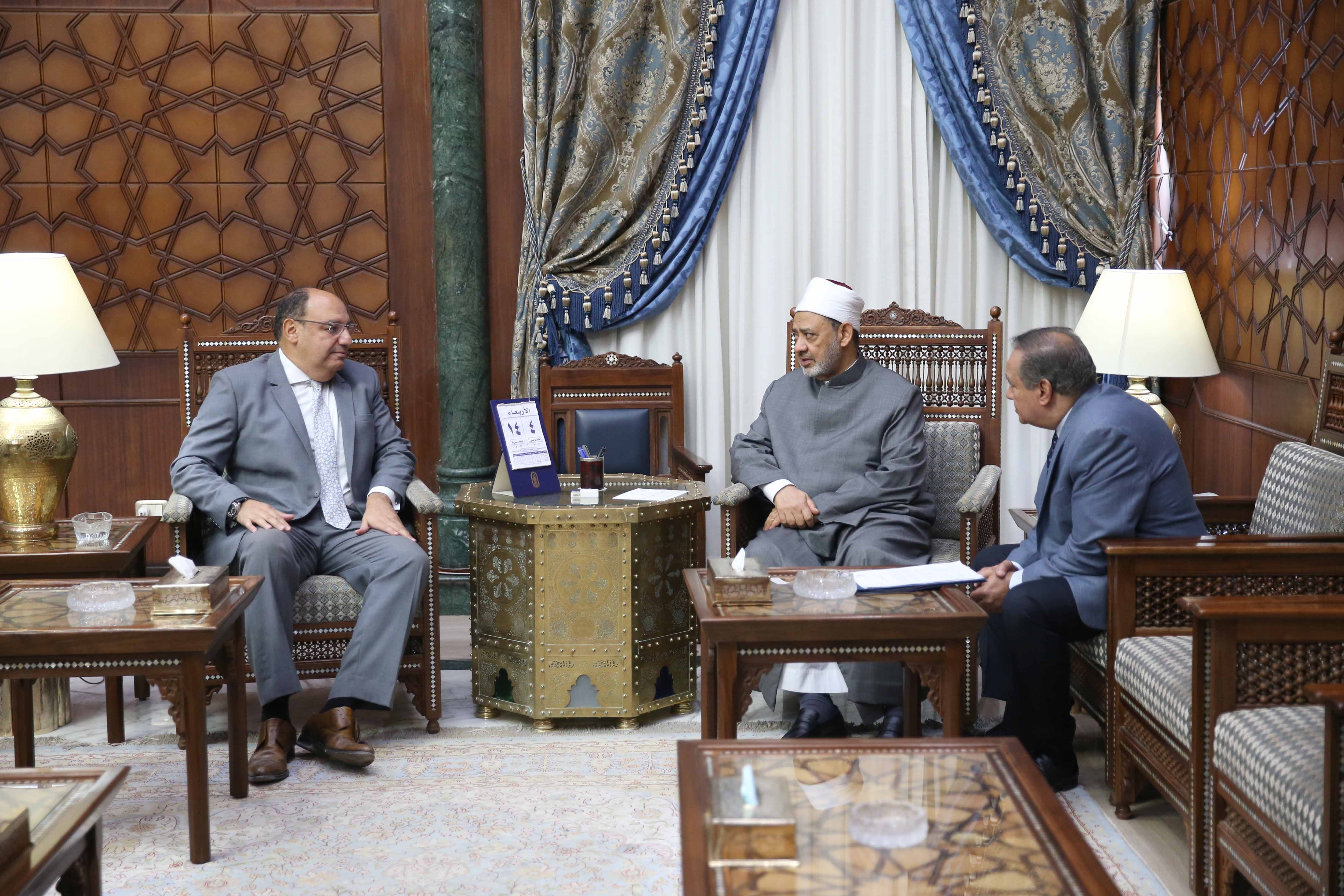 لقاء الإمام الأكبر بالسفير محمود سامي سفير مصر بالفاتيكان
