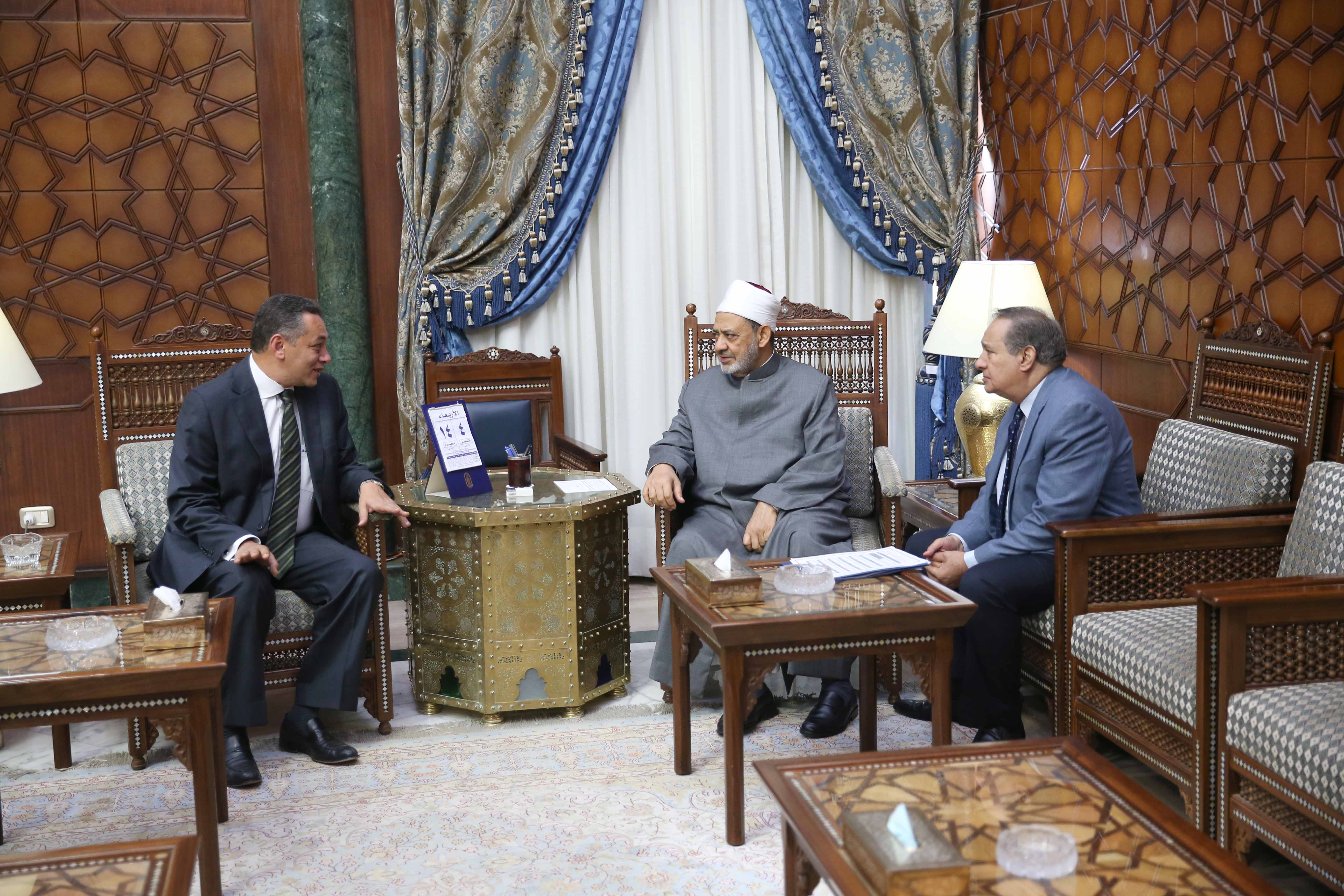 لقاء الإمام الأكبر بالسفير  اشرف ابراهيم سفير مصر بالمغرب