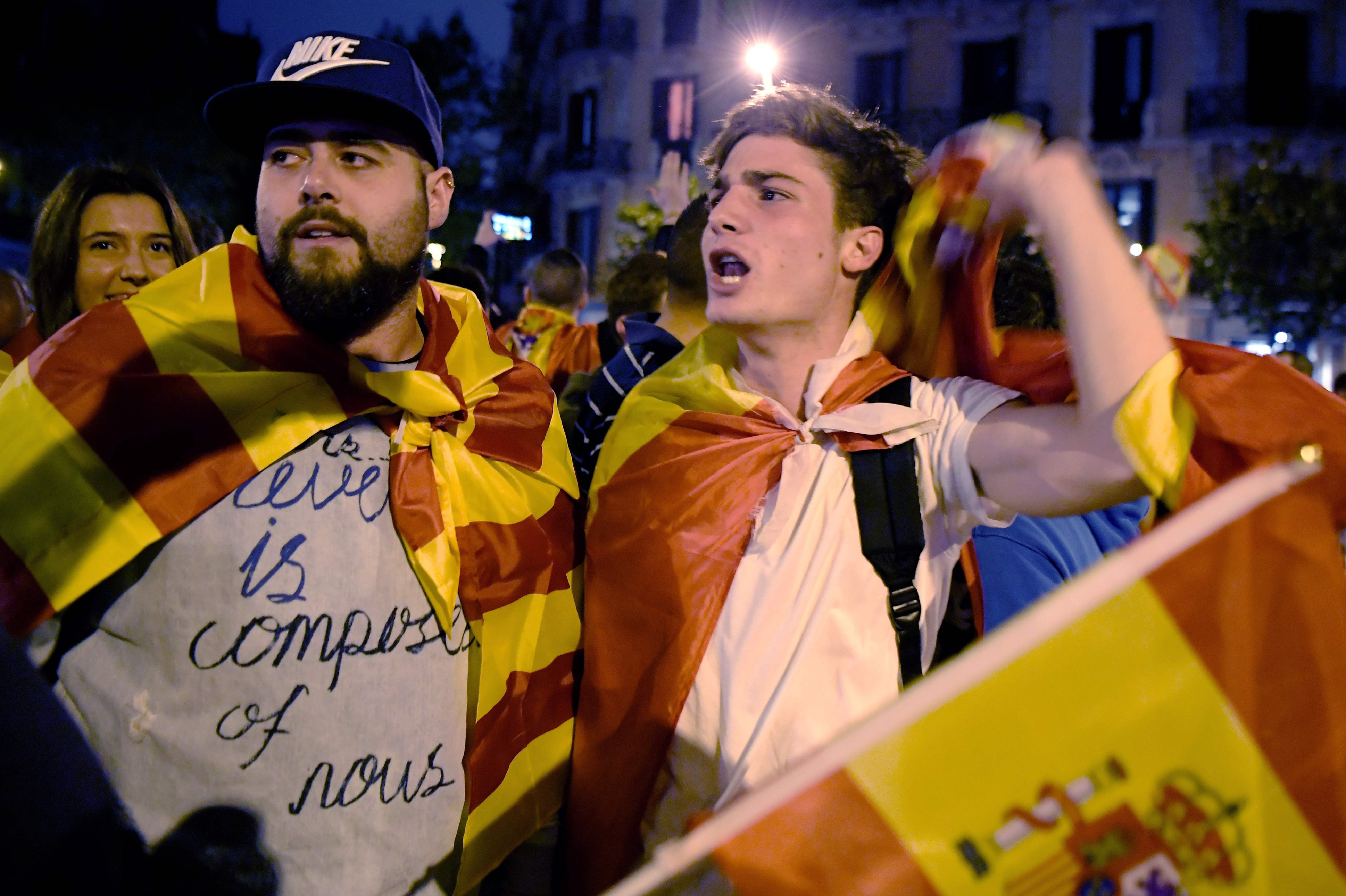 متظاهرون ضد استفتاء إقليم كتالونيا