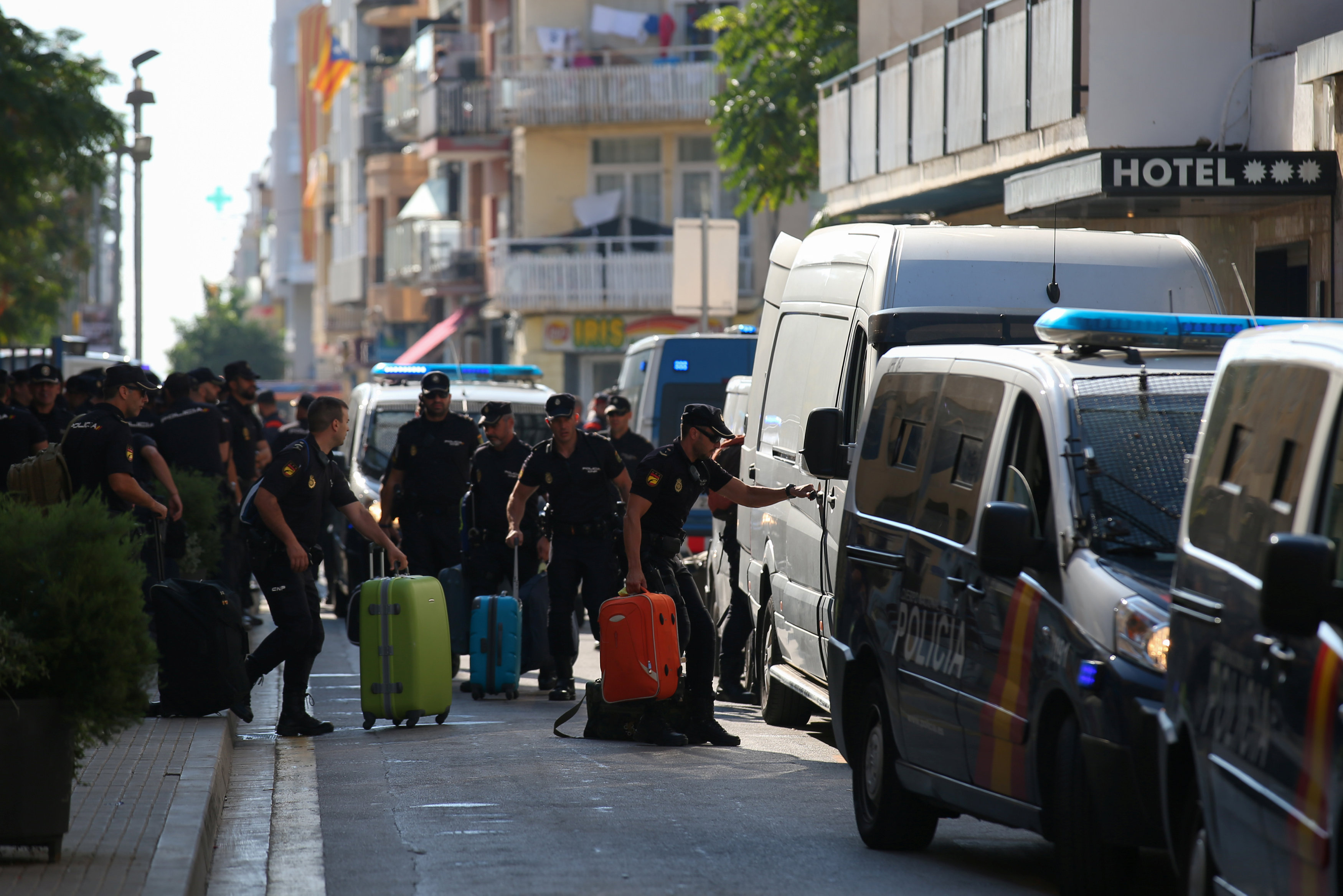 الشرطة الاسبانية تغادر كتالونيا