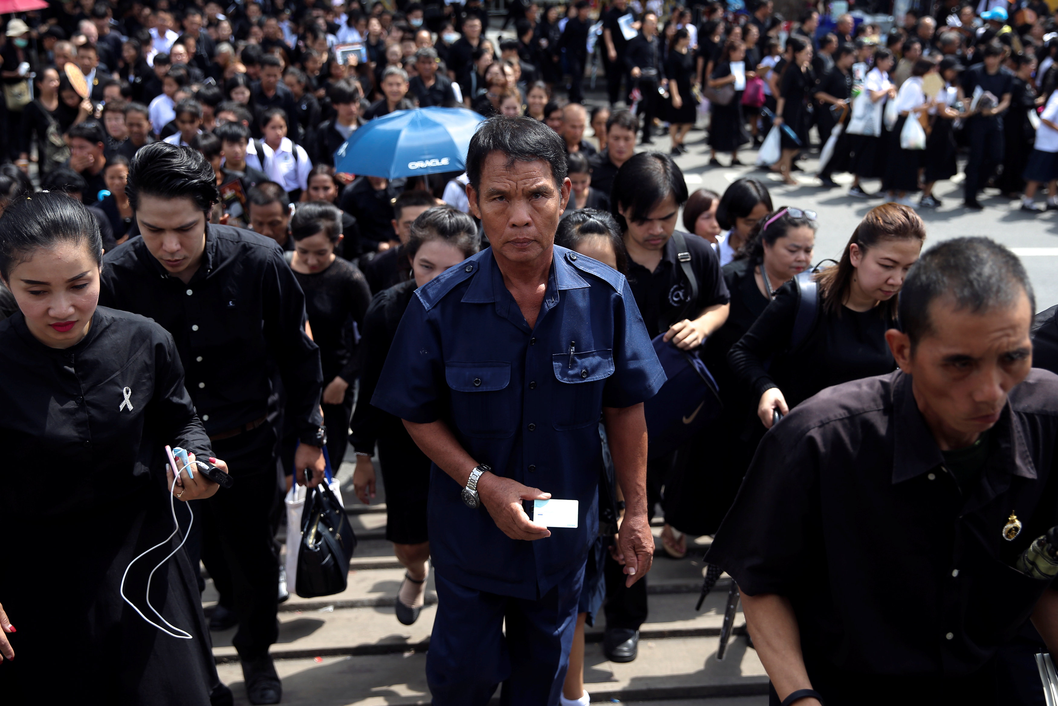 مواطنون يتجهون للقصر الكبير بتايلاند لإلقاء نظرة على جثمان الملك الراحل