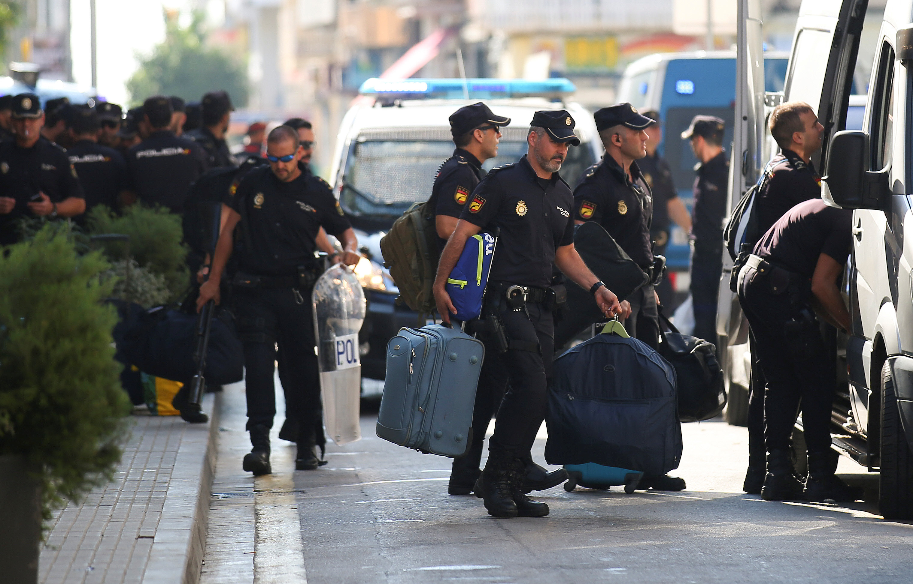 جانب من مغادرة الشرطة الإسبانية إقليم كتالونيا