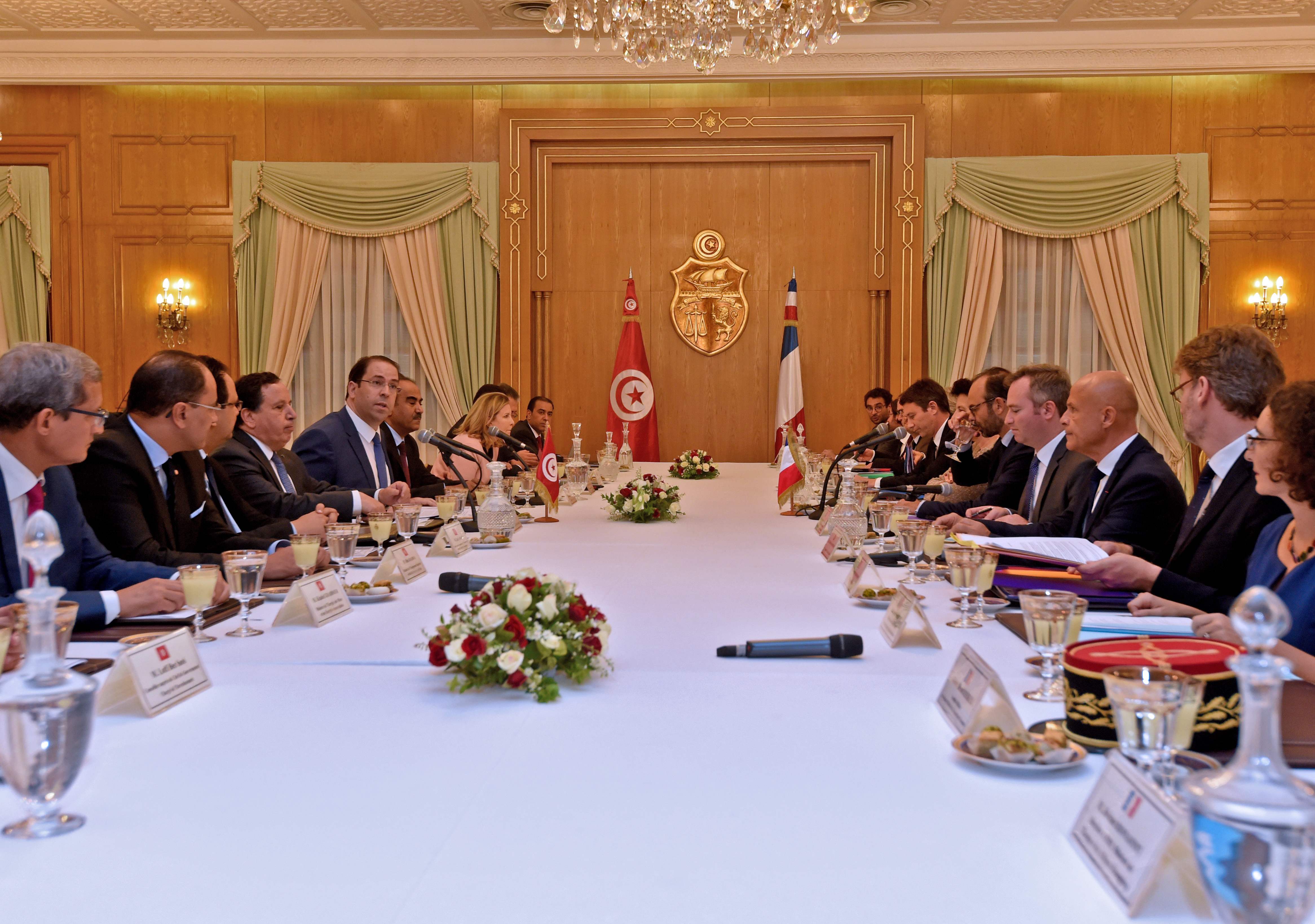 انطلاق الملتقى الاقتصادى فى تونس بمشاركة رئيس وزراء فرنسا