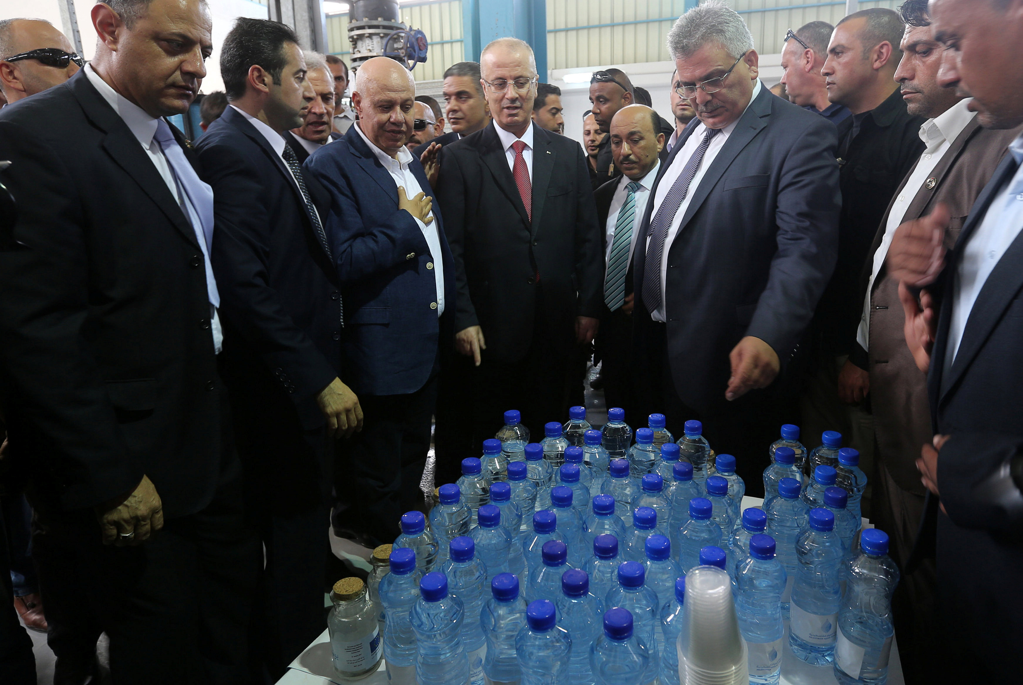 جولة رئيس الوزراء الفلسطينى بمحطة تحلية مياه فى غزة