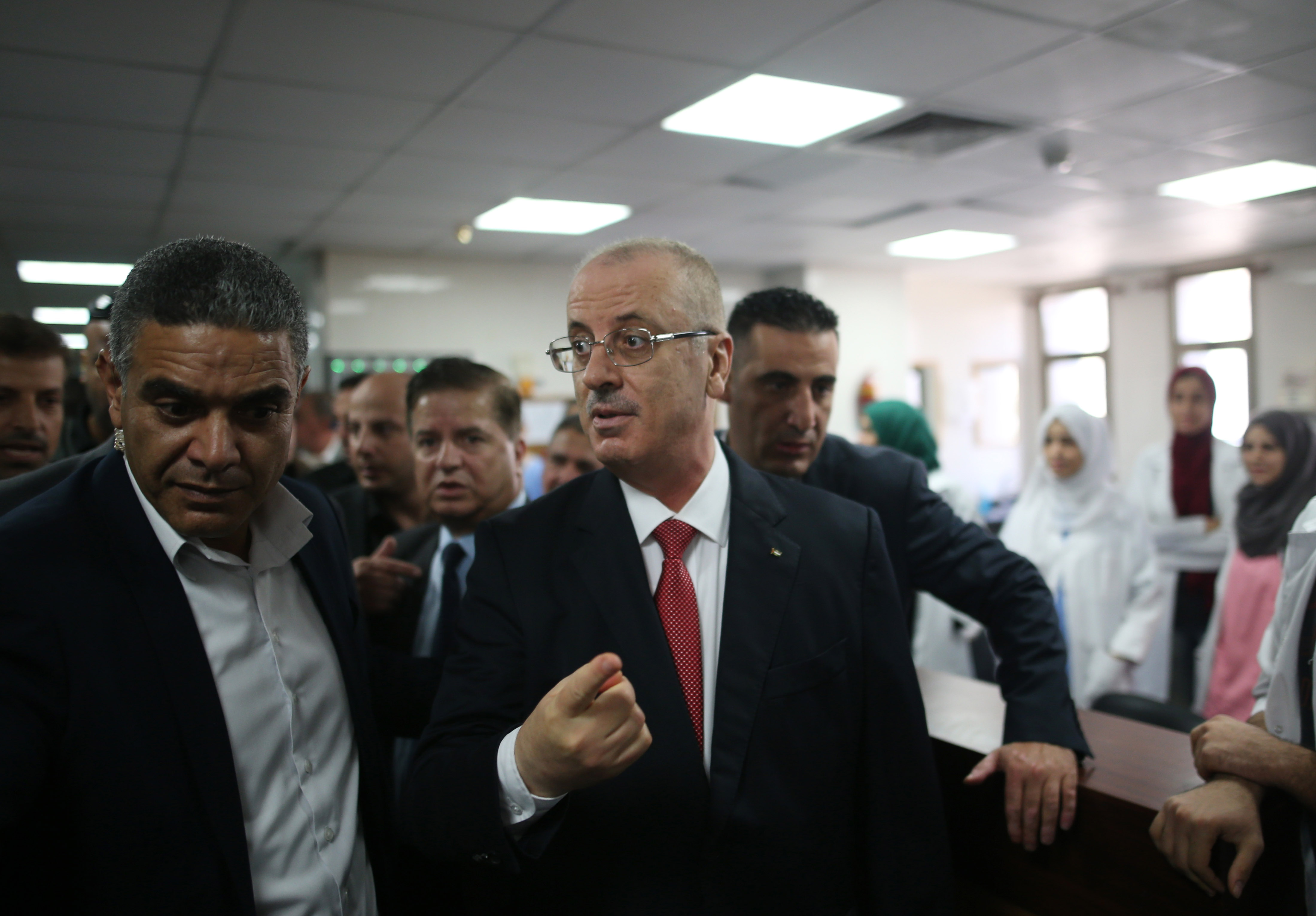 رئيس الوزراء الفلسطينى يطمئن على جاهزية مستشفى فى غزة