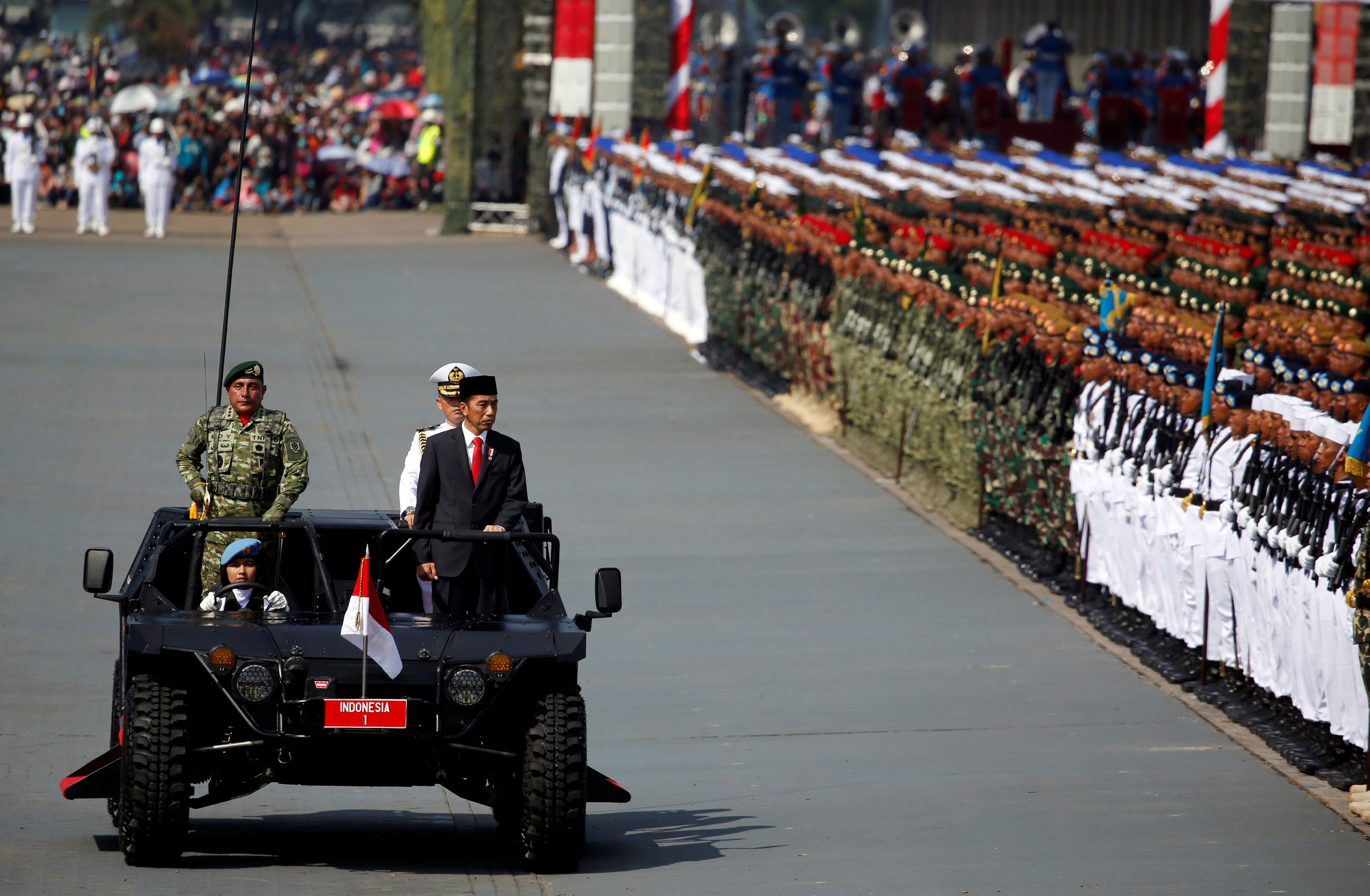 رئيس إندونيسيا يستعرض القوات قبل بدء العروض العسكرية