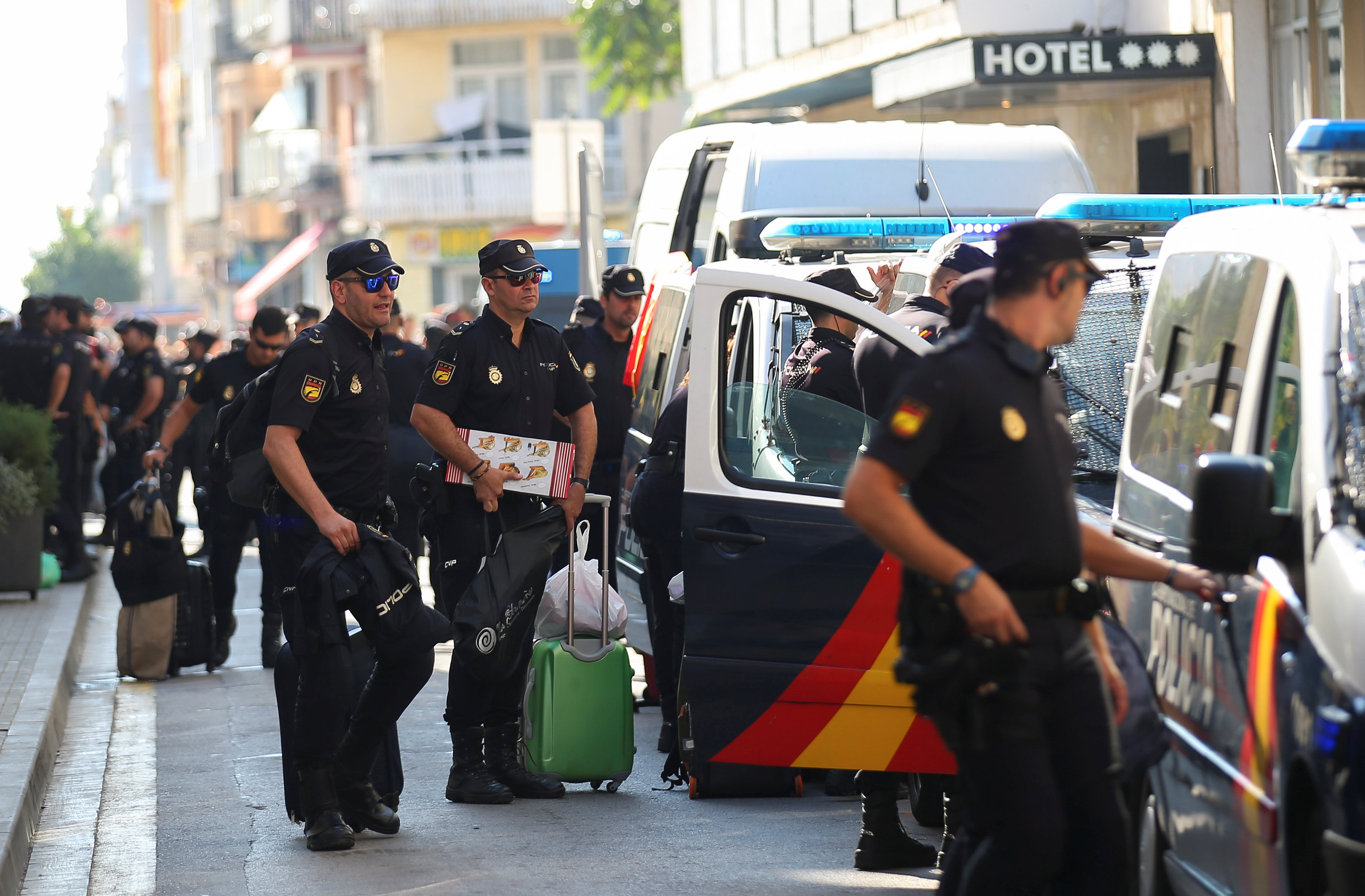 الشرطة الإسبانية تنهى أعمالها فى إقليم كتالونيا