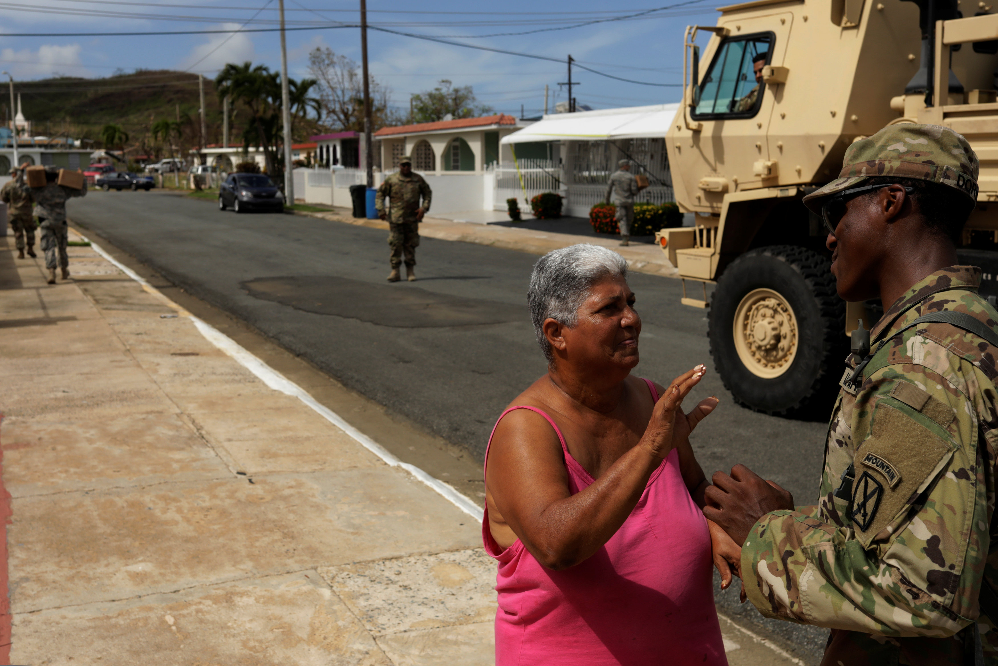 امرأة تتحدث مع أحد الجنود