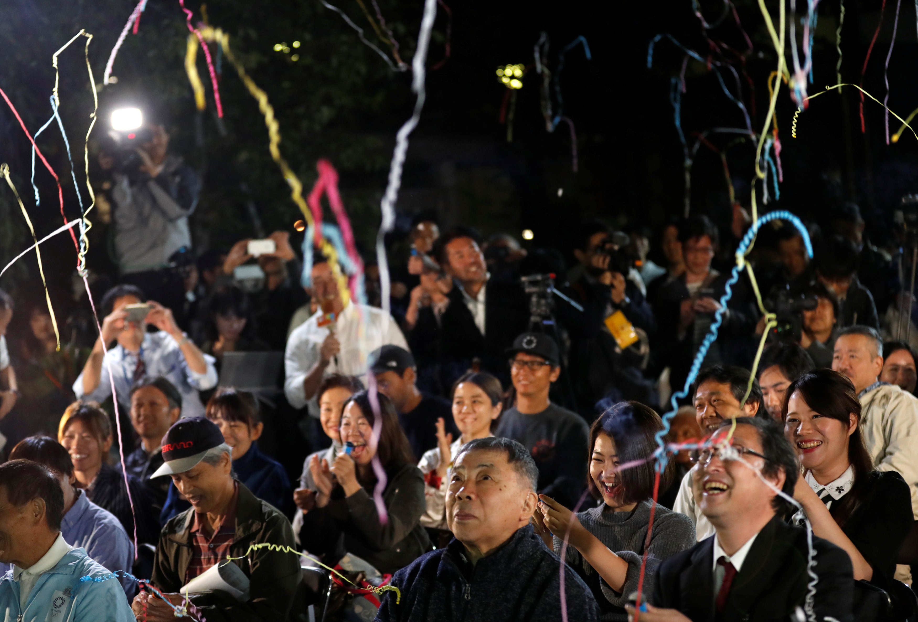 احتفالات فى طوكيو بفوز كازو ايشيجورو  بجائزة نوبل للأداب 2017