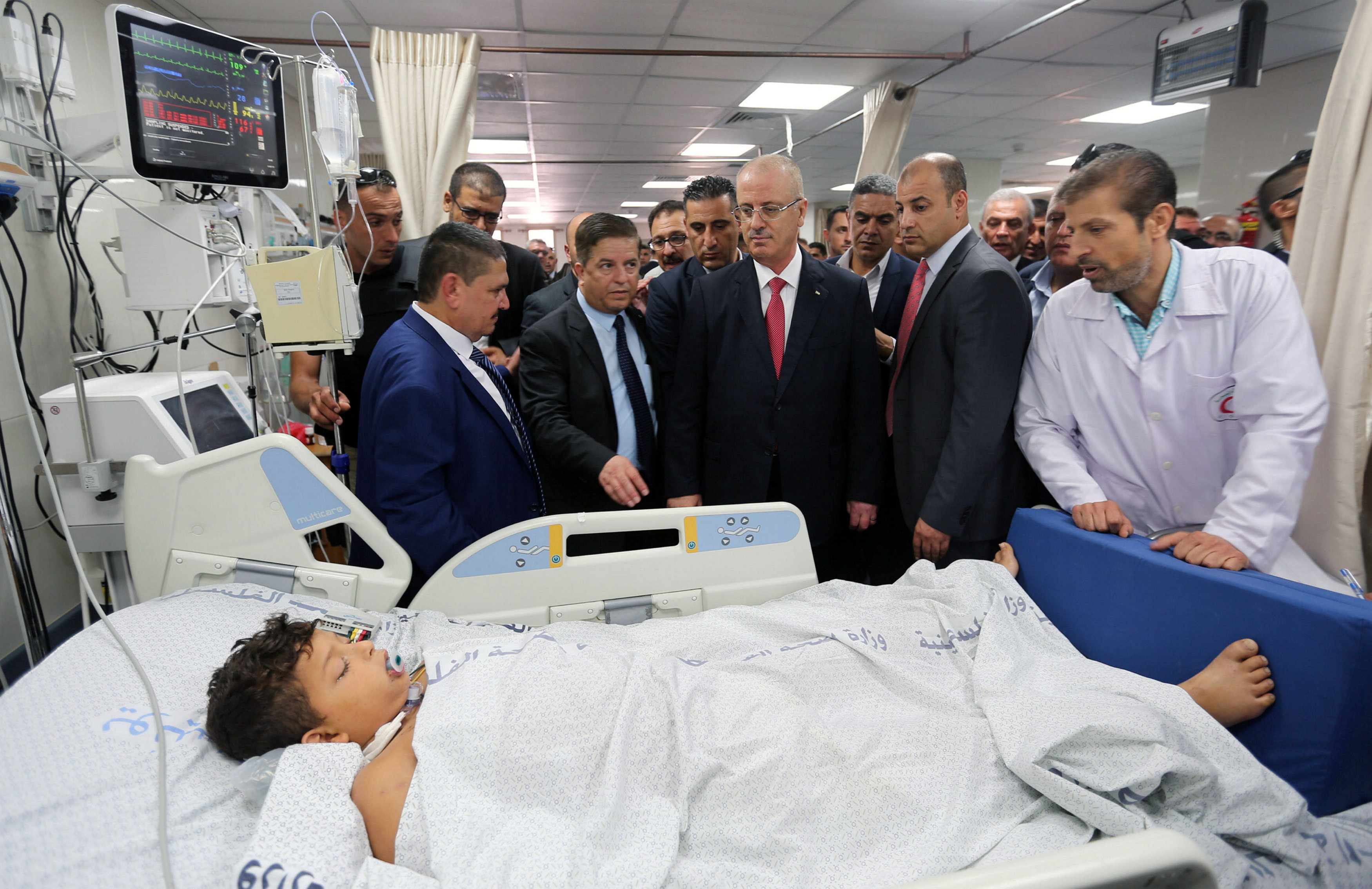 رئيس الوزراء الفلسطينى يطمئن على حالة طفل مريض فى غزة