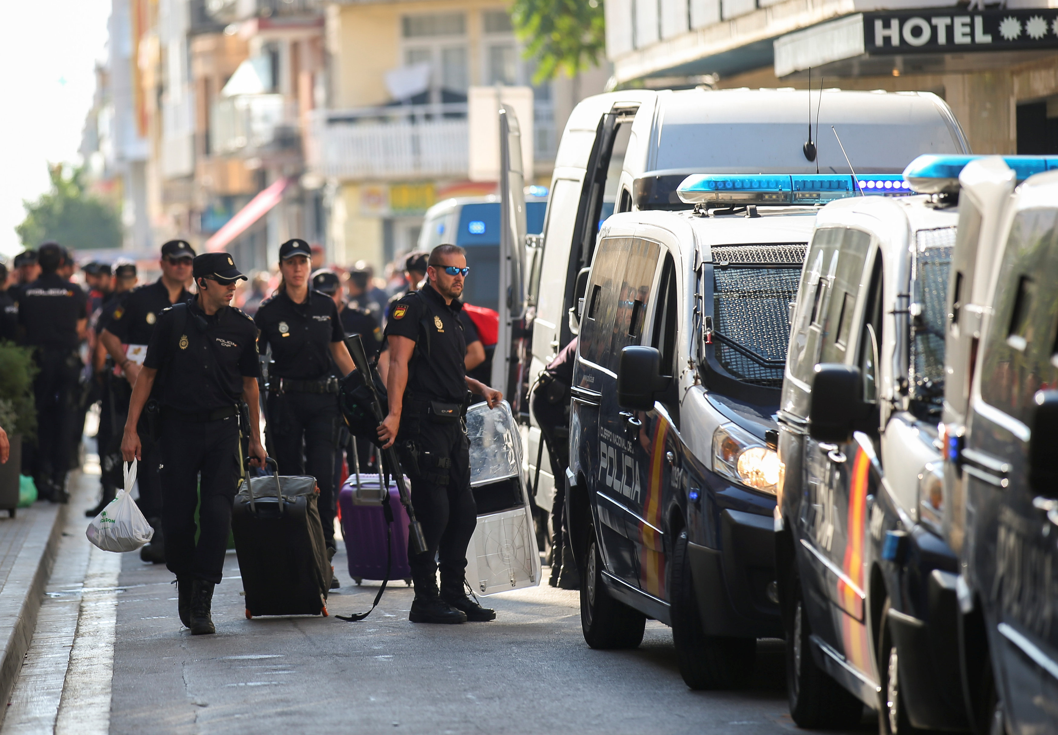 رجال الشرطة الإسبانية يضعون الحقائب فى السيارات