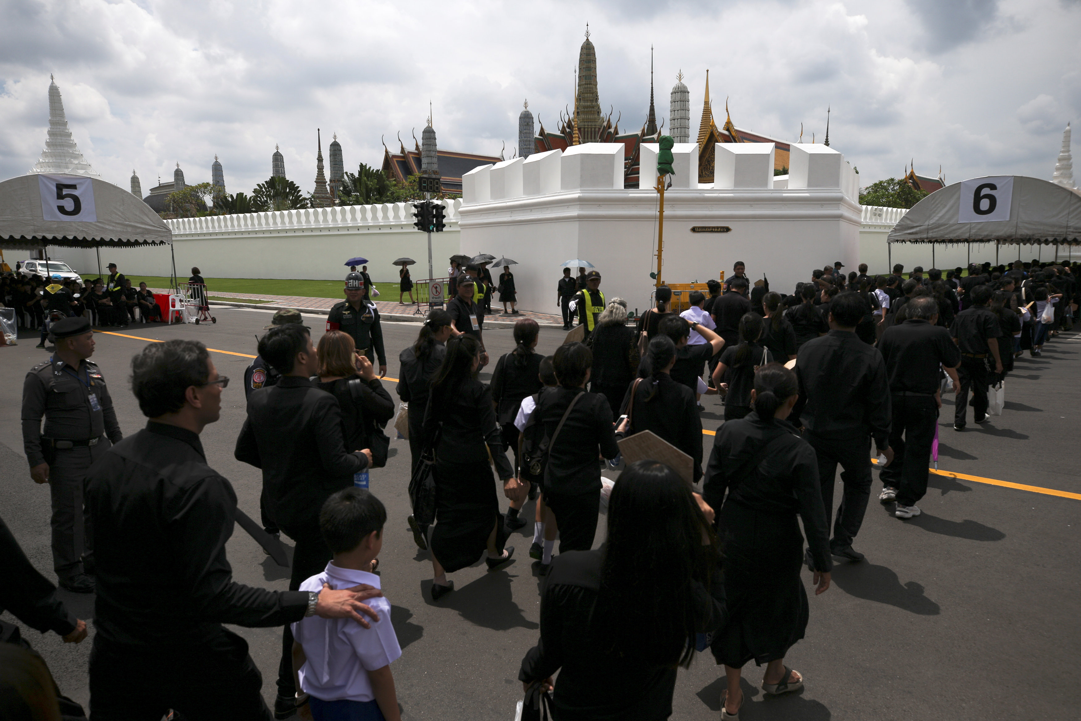 مواطنون يزورون جثمان ملك تايلاند الراحل فى القصر الكبير
