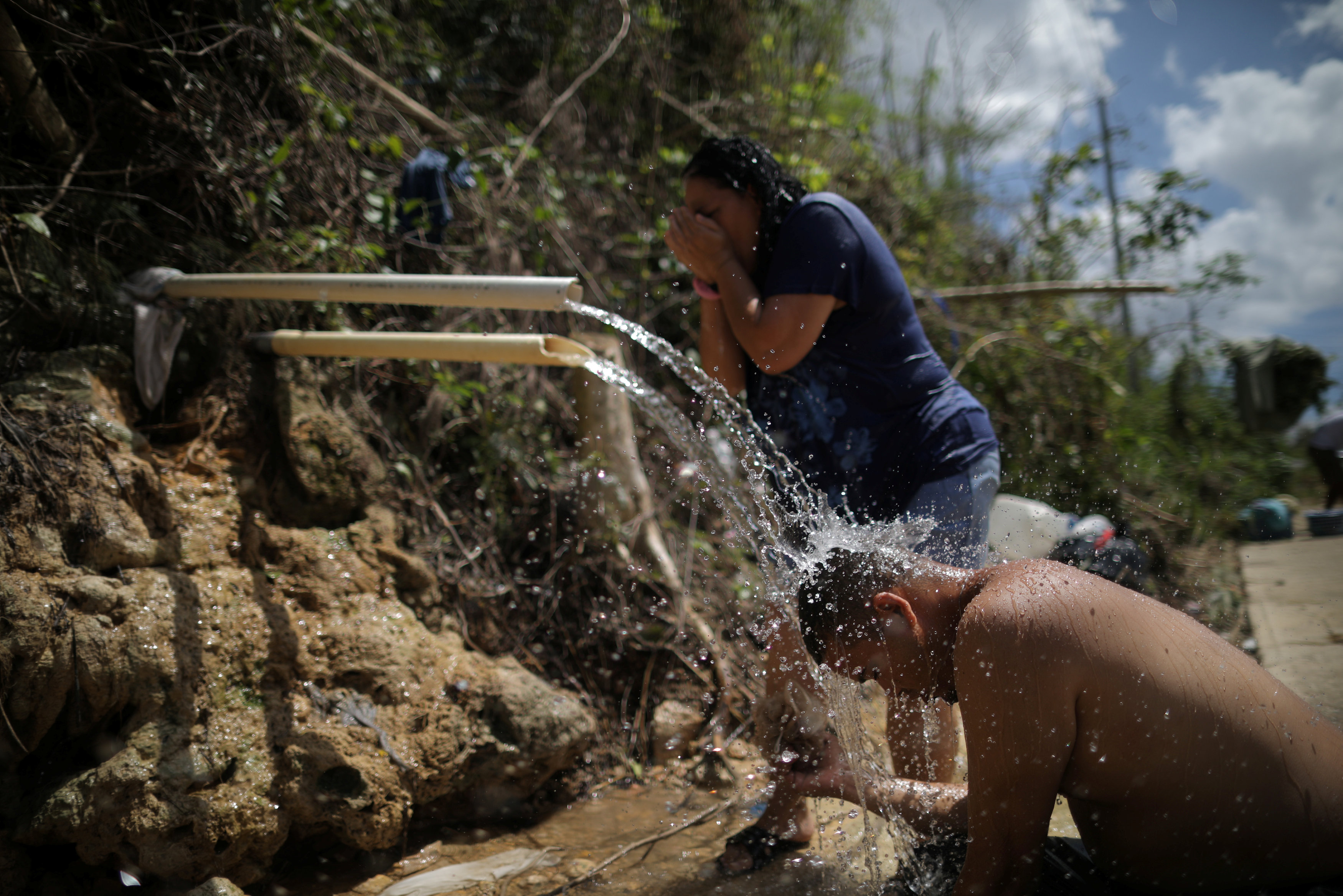 سكان بورتوريكو  يشربون المياه