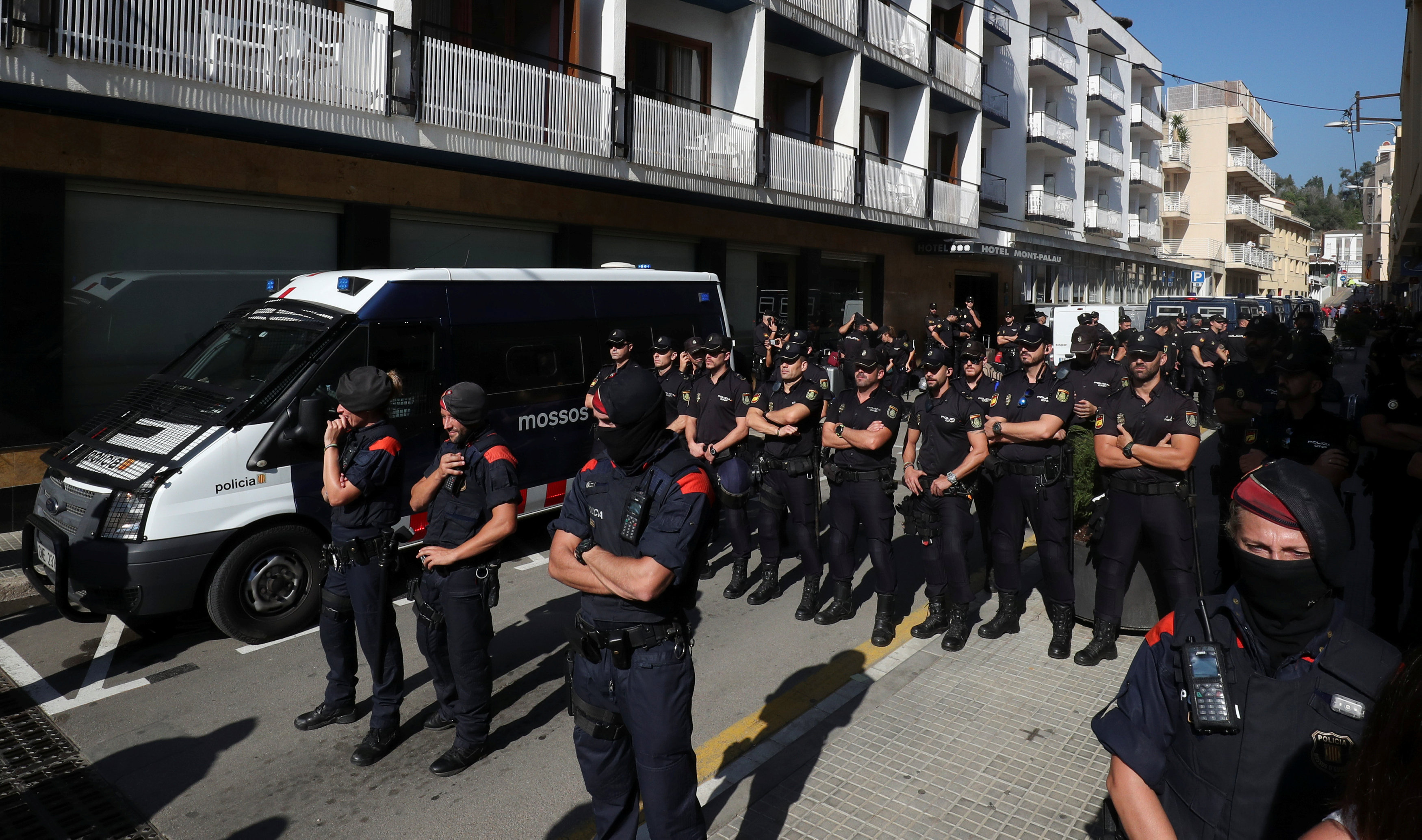 شرطة كتالونيا تشارك فى تأمين مغادرة الشرطة الإسبانية للإقليم