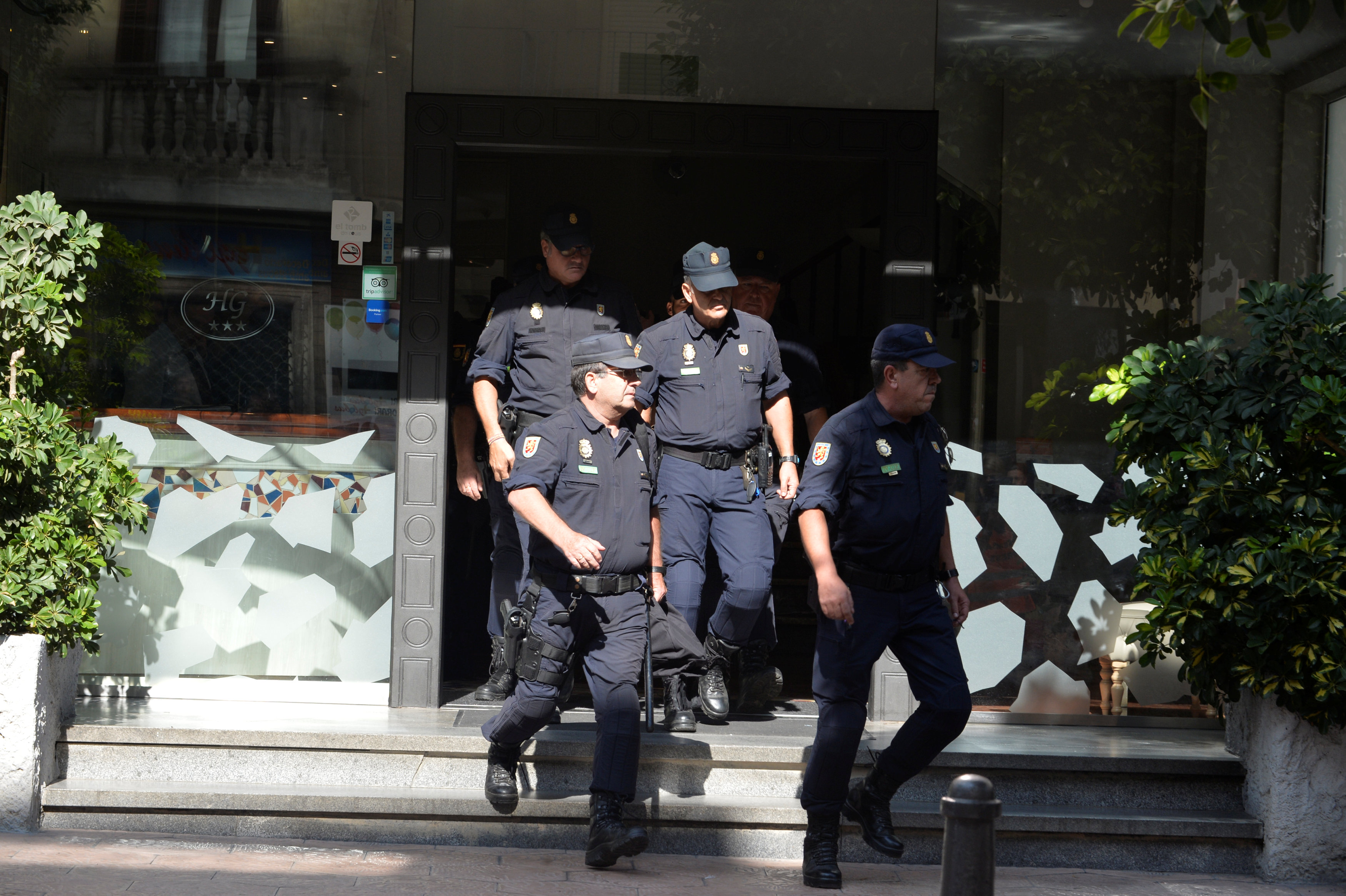 الشرطة الإسبانية تغادر مقر إقامتها فى كتالونيا