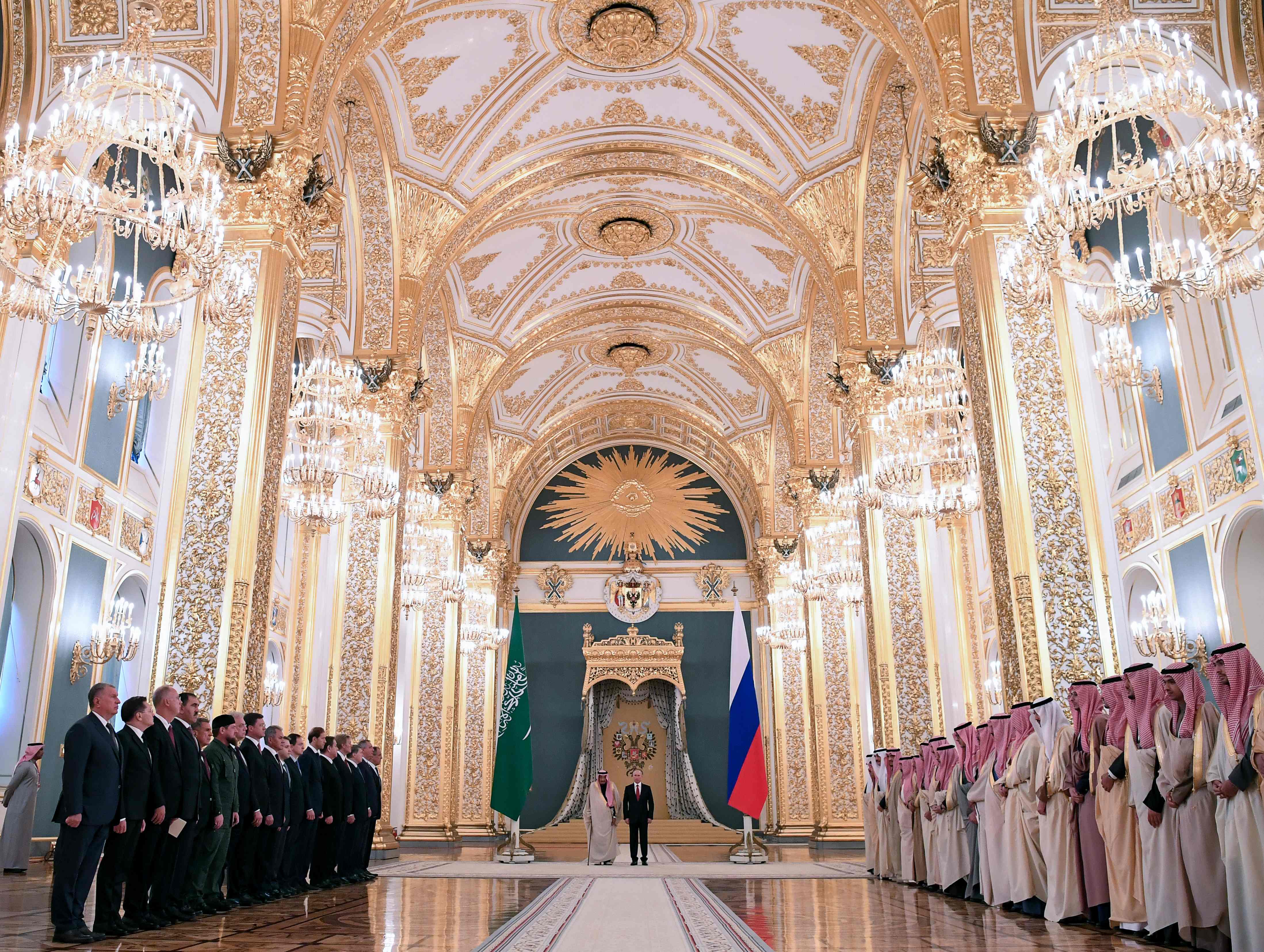 المسئولون الروس والسعوديون قبيل انطلاق القمة