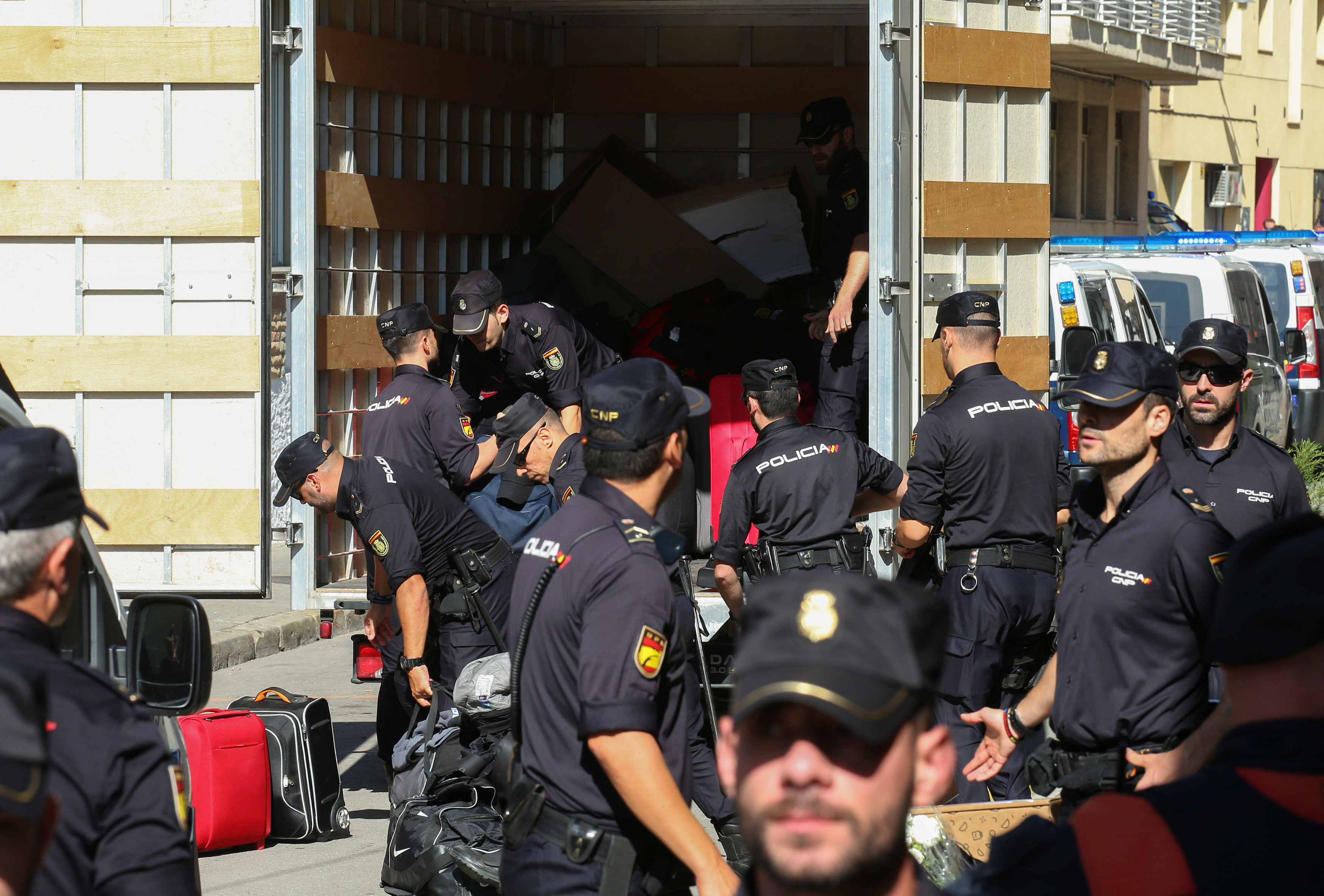 الشرطة الإسبانية تنقل أمتعتها فى سيارات نقل لمغادرة كتالونيا